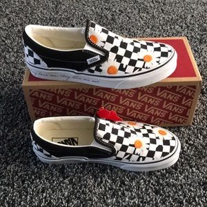 Vans Daisy “They love me, they love me not” slip ons size 8 womens, 6.5 mens